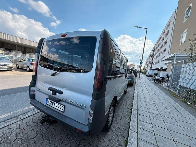 Second-hand Opel Vivaro 101 CP (74 kW) 2002 Argintiu Monovolum