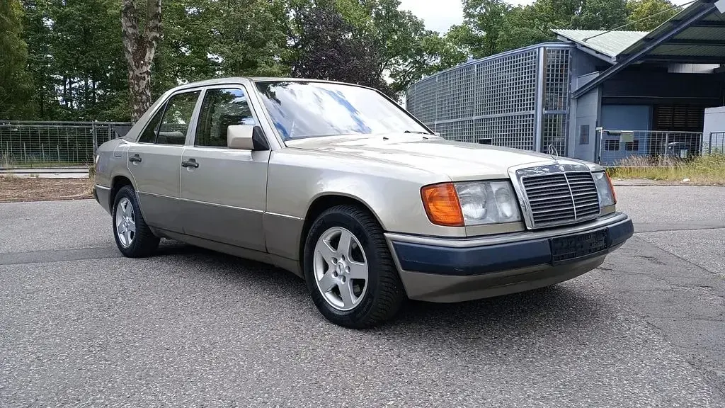 Gebraucht Mercedes E230 132 PS (97 kW) 1991 Gold Limousine