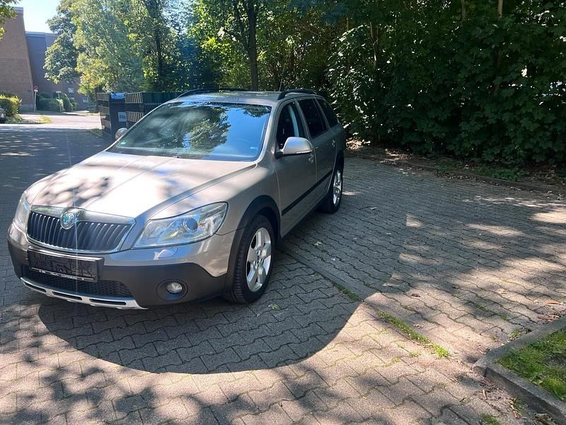 Andere farben Gebraucht 2010 Skoda Octavia Scout Kombi | 4.950 € (Guter Preis) - Bild 1/4