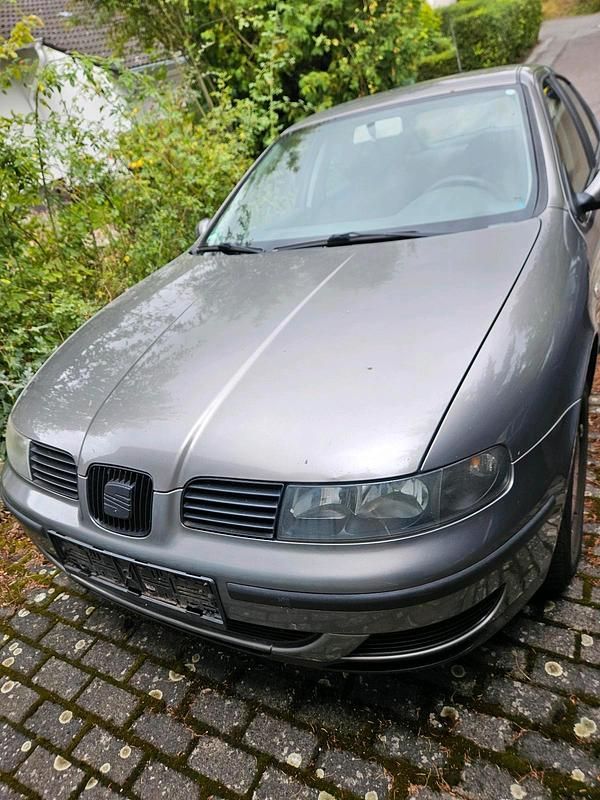 Grau Gebraucht 2004 Seat Leon Limousine | 650 € (Superpreis) - Bild 1/4