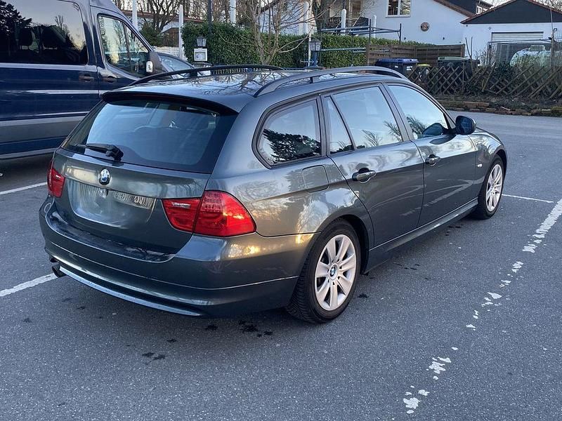 Gebraucht BMW 318 143 PS (105 kW) 2009 Grau Kombi
