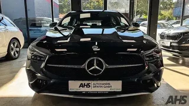 Gebraucht Mercedes CLA200 Shooting Brake 163 PS (119 kW) 2025 Schwarz Kombi