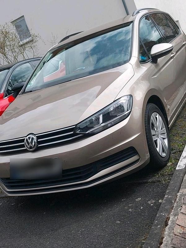 Gebraucht VW Touran 116 PS (85 kW) 2018 Gold Van / Kleinbus