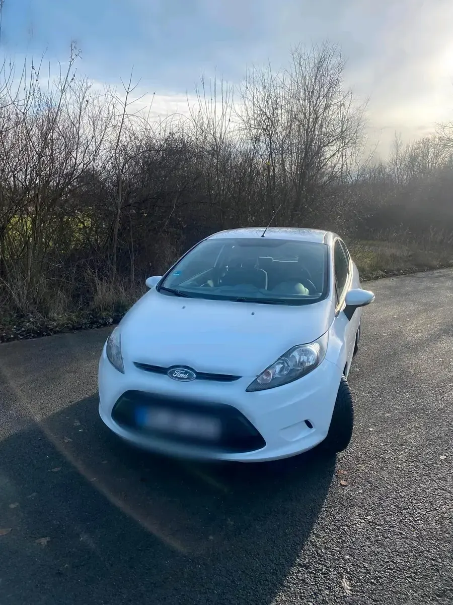Gebraucht Ford Fiesta 70 PS (51 kW) 2011 Weiß Kleinwagen