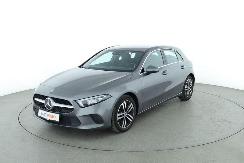 Grau Gebraucht 2021 Mercedes A200 Limousine | 26.090 € (Fairer Preis) - Bild 1/3