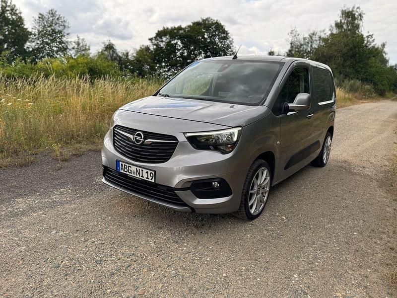 Grau Gebraucht 2019 Opel Combo Edition Van / Kleinbus | 10.999 € (Guter Preis) - Bild 1/4