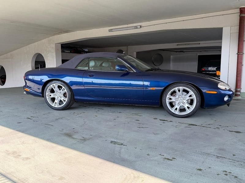 Gebraucht Jaguar XKR 363 PS (266 kW) 2002 Blau Cabrio