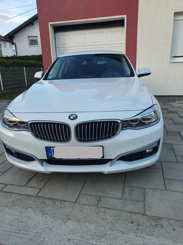 Weiß Gebraucht 2014 BMW 318 Gran Turismo Limousine | 9.700 € (Fairer Preis) - Bild 1/4
