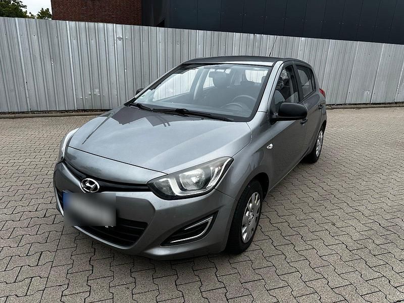 Grau Gebraucht 2013 Hyundai i20 Kleinwagen | 3.000 € - Bild 1/4