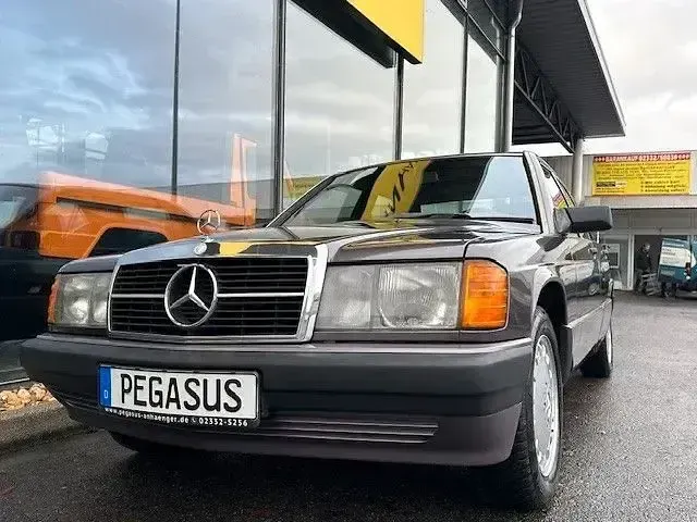 Gebraucht Mercedes 190 75 PS (55 kW) 1991 Violet Limousine