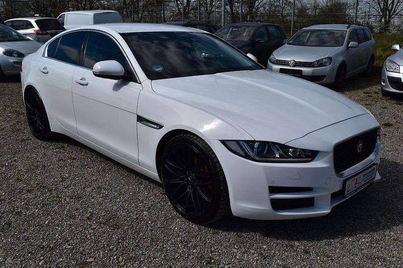Gebraucht Jaguar XE Prestige 179 PS (131 kW) 2016 Weiß Limousine