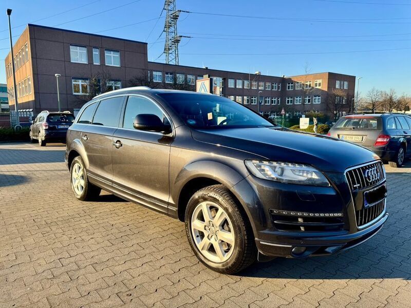 Grau Gebraucht 2014 Audi Q7 Business SUV | 10.800 € (Guter Preis) - Bild 1/4