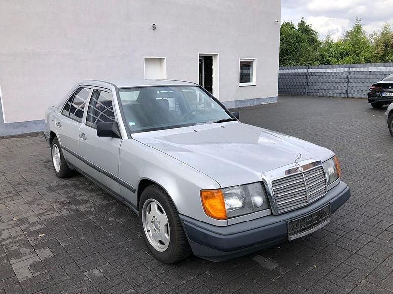 Gebraucht Mercedes E260 160 PS (117 kW) 1988 Grau Limousine