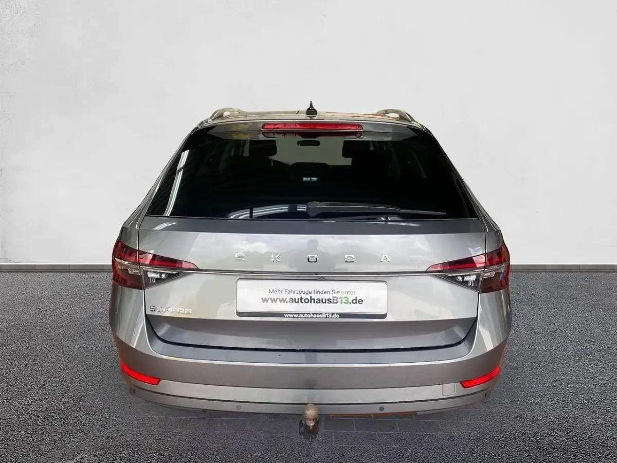 Gebraucht Skoda Superb Style 150 PS (110 kW) 2023 Graphitegrau Kombi