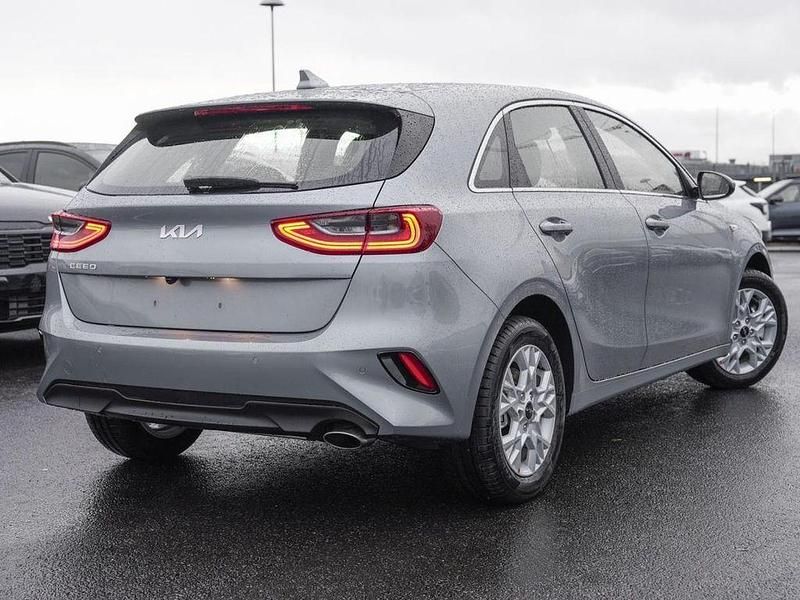 Neu Kia Ceed Vision 140 PS (102 kW) 2026 Silber lunarsilber metallic Kleinwagen