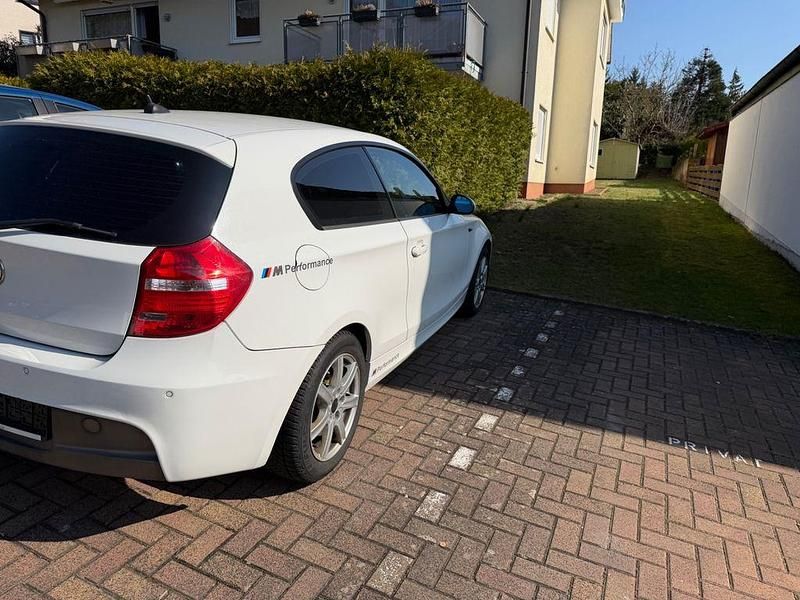 Gebraucht BMW 116 Sport Line 122 PS (89 kW) 2012 Weiß Kleinwagen