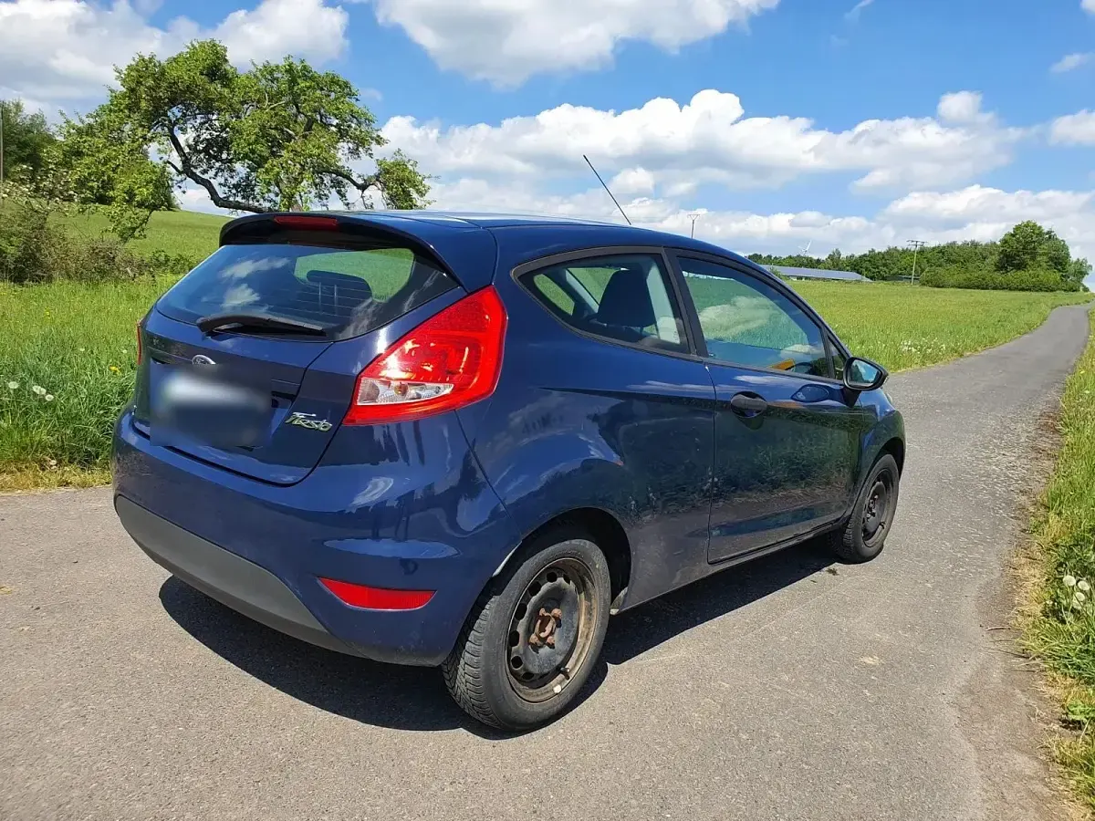 Gebraucht Ford Fiesta 60 PS (44 kW) 2011 Blau Kleinwagen