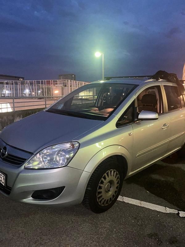 Grau Gebraucht 2008 Opel Zafira Van / Kleinbus | 2.000 € - Bild 1/4