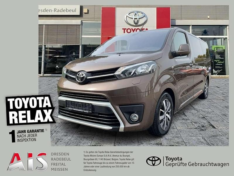 Brown rich oak Gebraucht 2023 Toyota Proace Verso Team Kombi | 34.990 € (Fairer Preis) - Bild 1/3