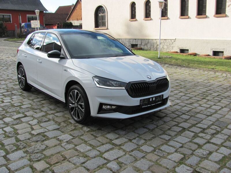 Weißmoon /schwarz Gebraucht 2023 Skoda Fabia Monte Carlo Kleinwagen | 22.500 € (Fairer Preis) - Bild 1/4