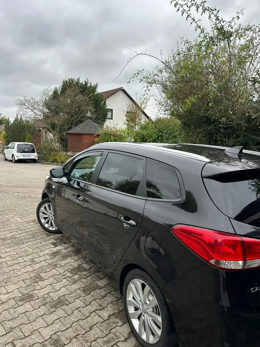 Gebraucht Kia Carens 135 PS (99 kW) 2016 Schwarz Van / Kleinbus