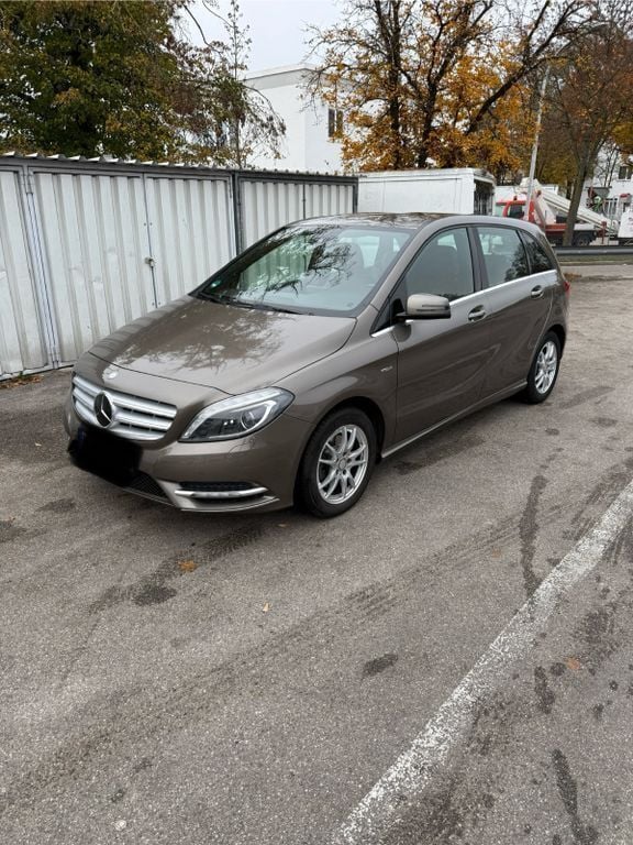 Gebraucht Mercedes B200 156 PS (114 kW) 2012 Beige Van / Kleinbus
