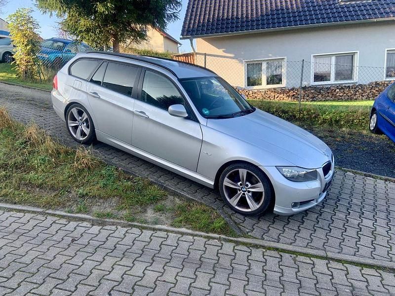 Silber Gebraucht 2011 BMW 318 Kombi | 3.666 € (Superpreis) - Bild 1/3