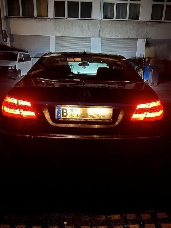 Gebraucht Mercedes E220 Avantgarde 170 PS (125 kW) 2010 Schwarz Limousine