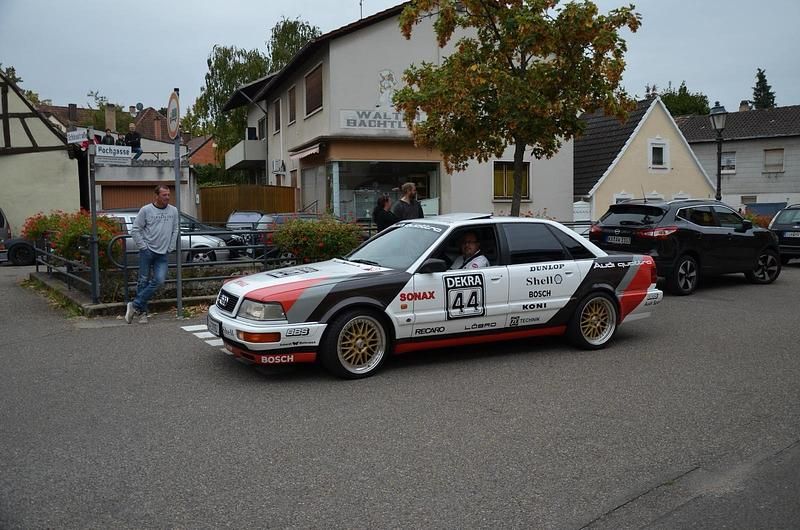 Blau Gebraucht 1987 Audi V8 Basis Limousine | 12.900 € - Bild 1/4