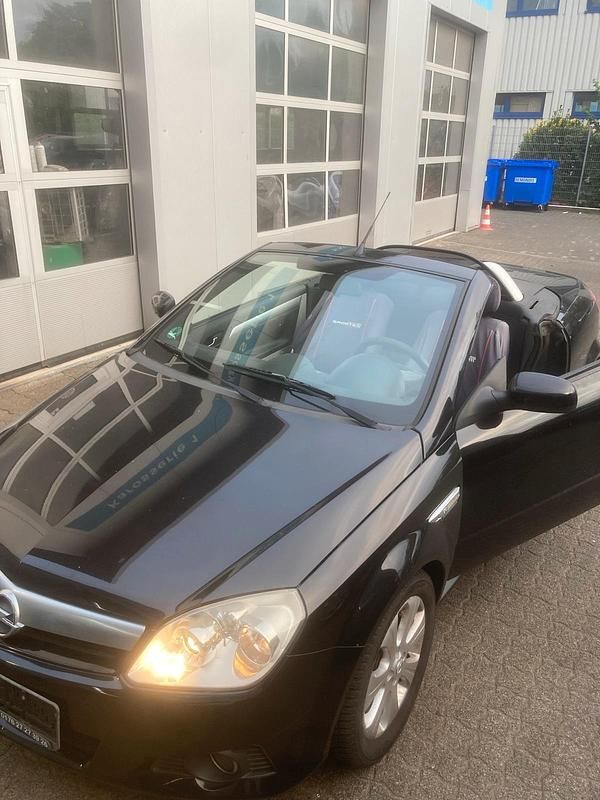 Schwarz Gebraucht 2008 Opel Tigra Kleinwagen | 1.150 € - Bild 1/4