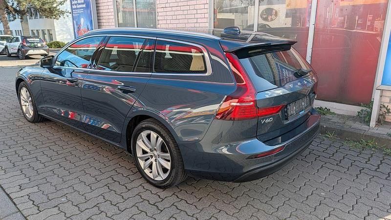 Gebraucht Volvo V60 Momentum 150 PS (110 kW) 2020 Blau Kombi