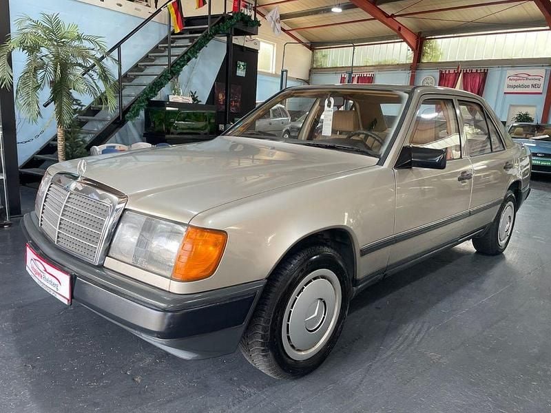 Grau Gebraucht 1988 Mercedes E260 Limousine | 6.990 € - Bild 1/4