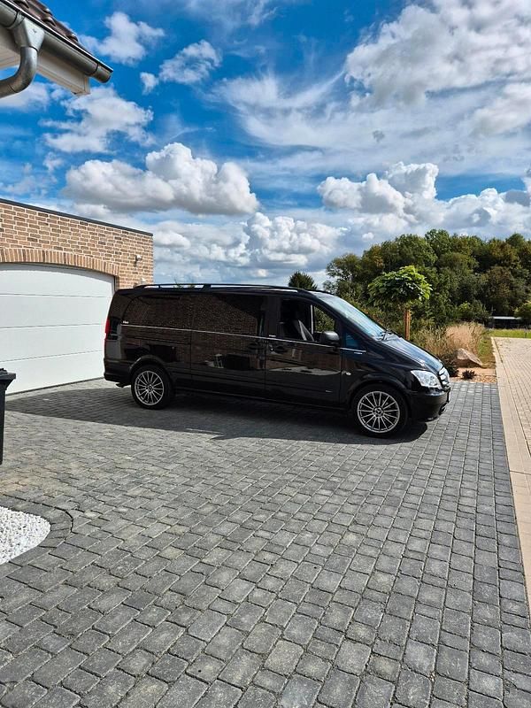 Schwarz Gebraucht 2013 Mercedes Viano Van / Kleinbus | 29.999 € - Bild 1/4