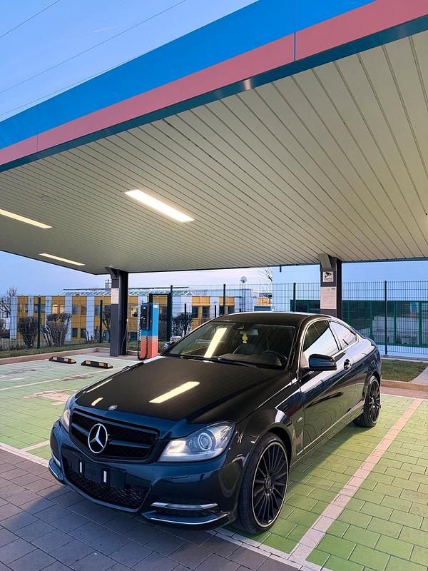 Grau Gebraucht 2011 Mercedes C220 Coupé | 6.099 € (Fairer Preis) - Bild 1/4