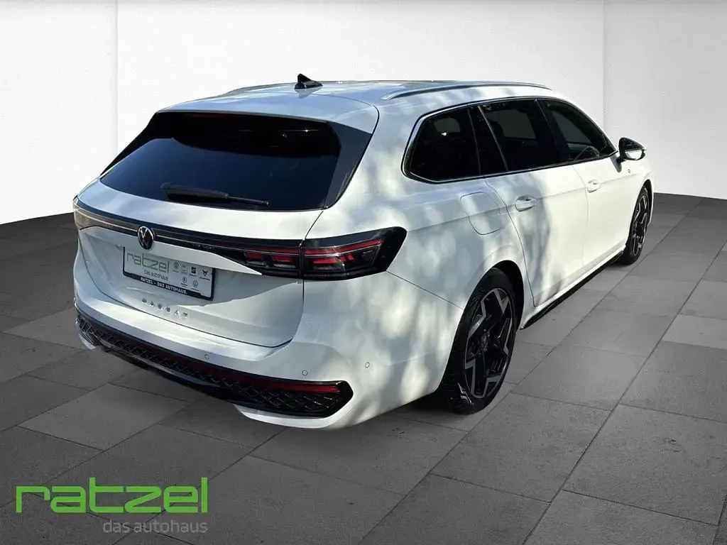 Gebraucht VW Passat R-line 150 PS (110 kW) 2025 Weiß Kombi