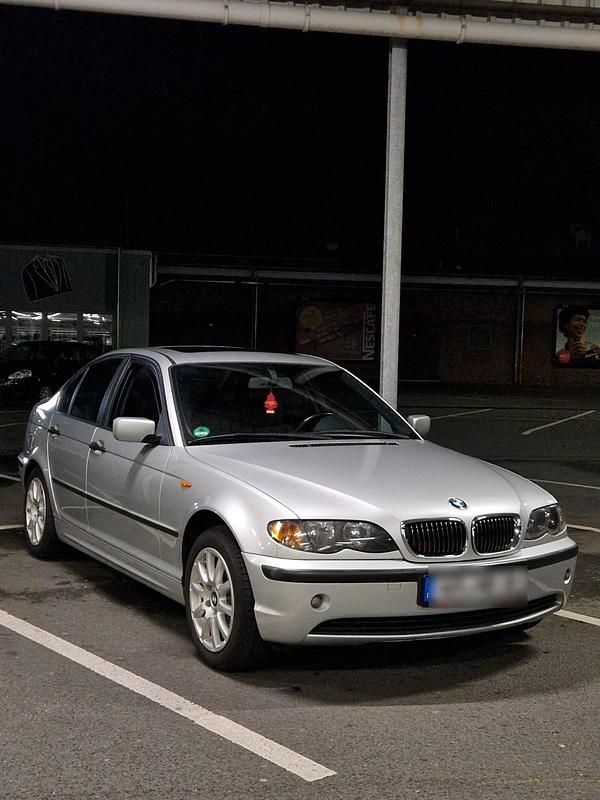 Silber Gebraucht 2003 BMW 318 Limousine | 2.400 € (Fairer Preis) - Bild 1/4