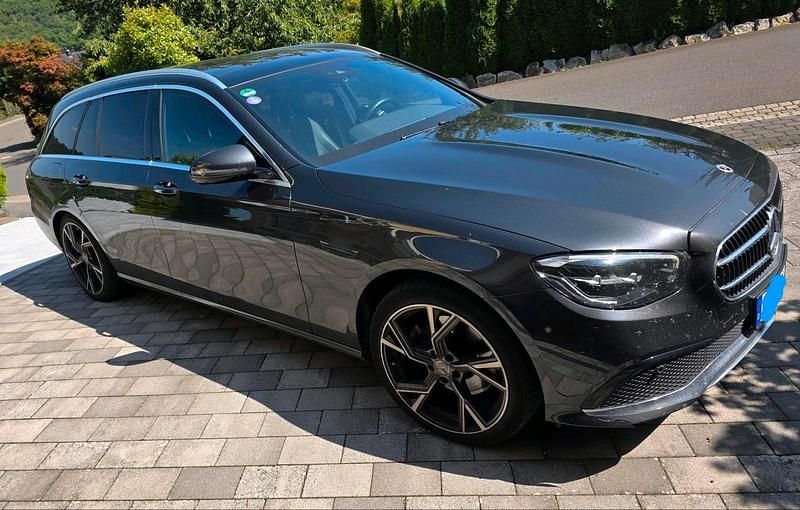 Grau Gebraucht 2022 Mercedes E200 Avantgarde Kombi | 32.990 € (Superpreis) - Bild 1/4