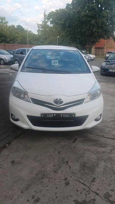 Weiß Gebraucht 2014 Toyota Yaris Kleinwagen | 5.999 € (Guter Preis) - Bild 1/4