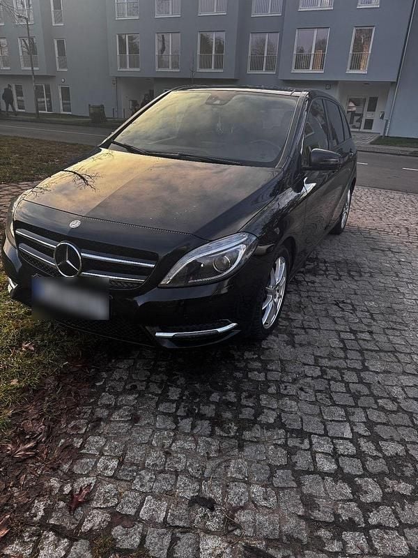 Schwarz Gebraucht 2013 Mercedes 220 Style Limousine | 8.790 € (Superpreis) - Bild 1/4