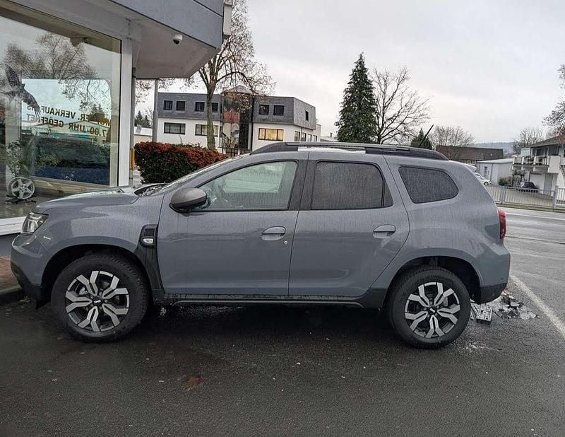 Gebraucht Dacia Duster Journey 150 PS (110 kW) 2024 Städtisches grau SUV