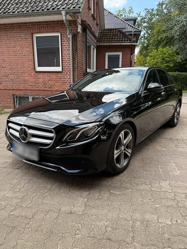 Schwarz Gebraucht 2017 Mercedes E220 Limousine | 26.900 € (Fairer Preis) - Bild 1/4