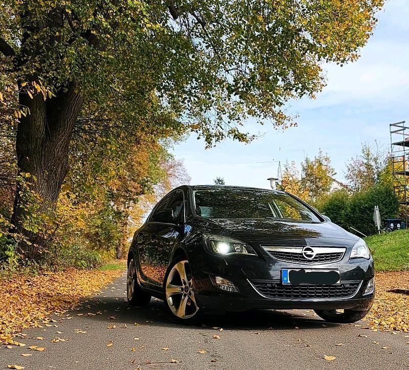 Schwarz Gebraucht 2013 Opel Astra Sport Limousine | 6.597 € - Bild 1/4