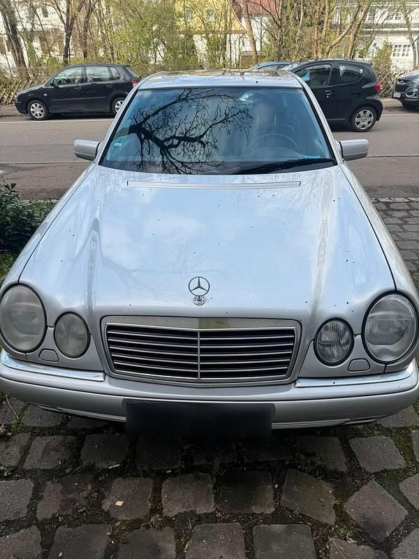 Usata Mercedes E280 204 CV (150 kW) 2000 Argento Berlina