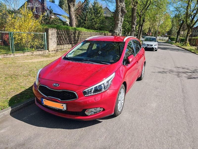 Rot Gebraucht 2013 Kia Ceed Sportswagon Spirit Kombi | 8.399 € (Fairer Preis) - Bild 1/4