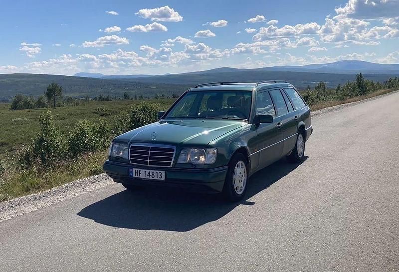 Grün Gebraucht 1994 Mercedes E300 Limousine | 6.750 € - Bild 1/4