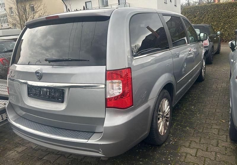 Gebraucht Lancia Voyager 177 PS (130 kW) 2014 Silber Van / Kleinbus