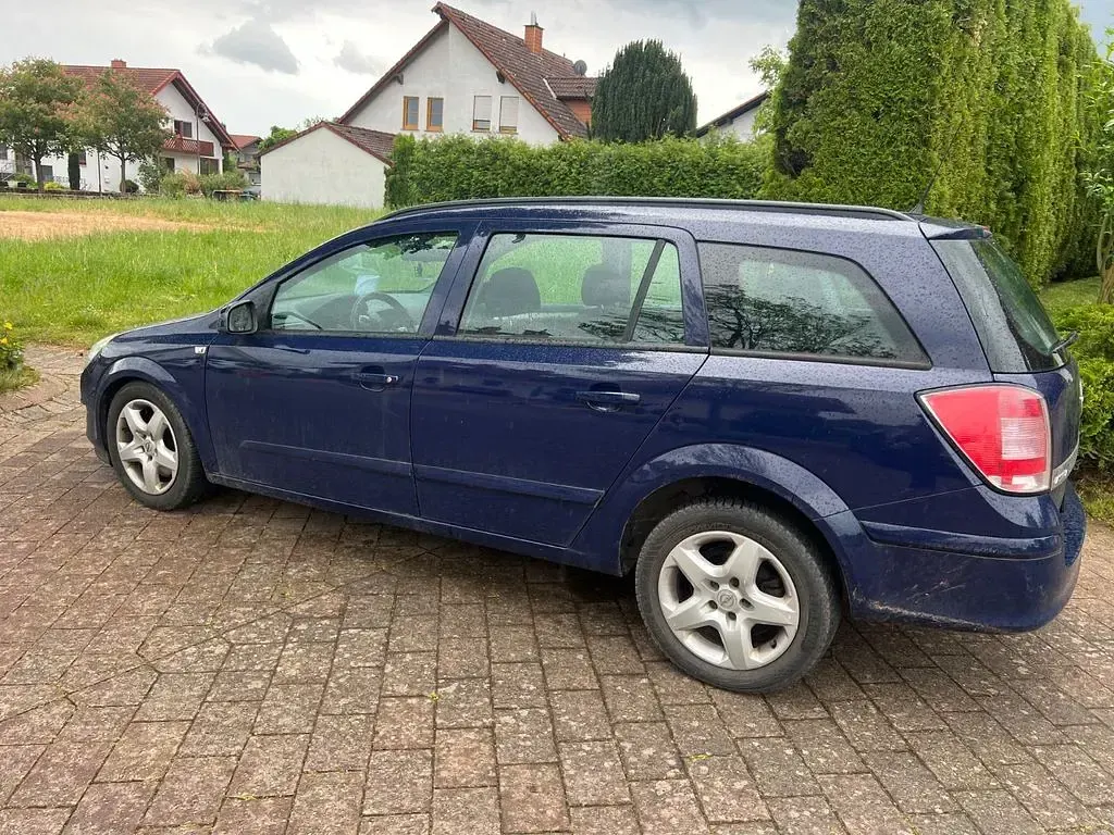 Używany Opel Astra Edition 101 KM (74 kW) 2007 Niebieski Sedan/Limuzyna