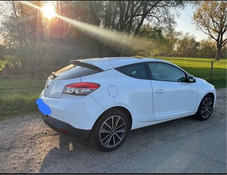 Weiß Gebraucht 2013 Renault Mégane Coupé Bose Edition Coupé | 5.490 € - Bild 1/4