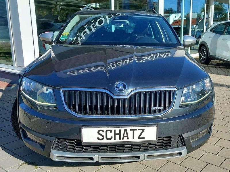 Metalgrau metallic Gebraucht 2015 Skoda Octavia Scout Scout 4x4 Kombi | 15.900 € (Teuer) - Bild 1/4