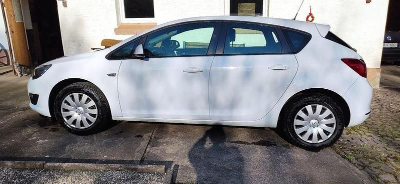 Gebraucht Opel Astra 101 PS (74 kW) 2014 Weiß Limousine